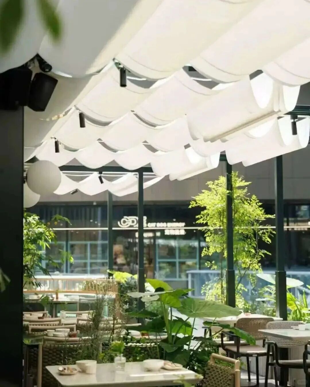 购物中心户外餐饮区座位与绿化实景,来自本期引用的原文配图