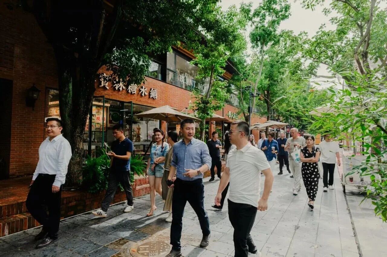 赢商通沙龙走访商业现场时的街区照片,沿街店铺与行人经过,赢商网原文配图