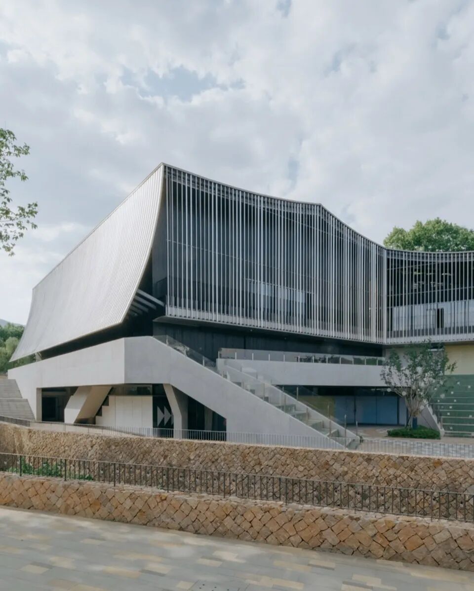 德清莫干山庾街燎原剧场鸟瞰,青年建筑原文配图,摄影朱雨濛