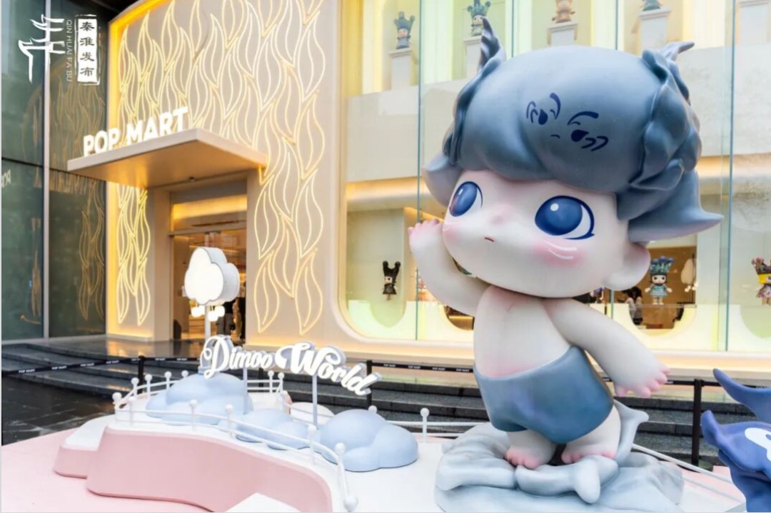 南京秦淮区商圈POP MART门店与DIMOO装置实景,中购联新媒体中心原文配图