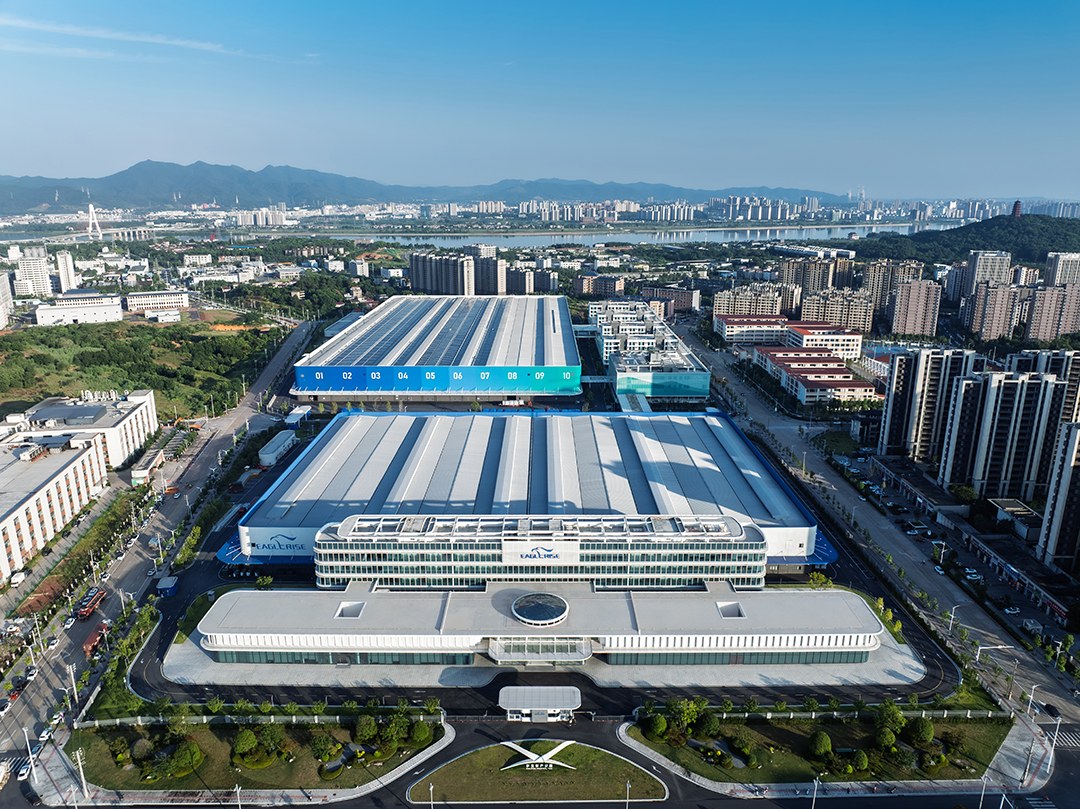 江西吉安 EAGLERISE 超级工厂与全球总部园区鸟瞰，厂房屋顶铺满光伏板，有方空间原文配图