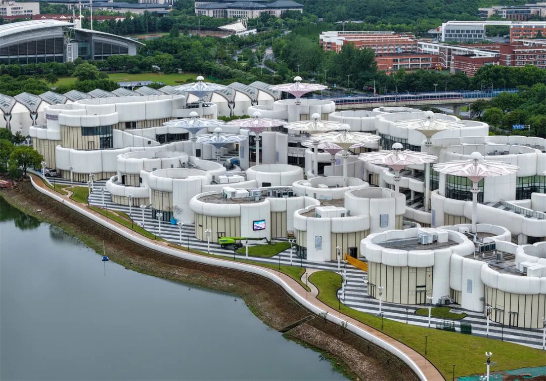 南京仙林德基艺术奥莱沿羊山湖的建筑群,2026年7月资料照片